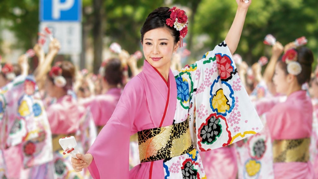 大人数で演舞するよさこいチーム