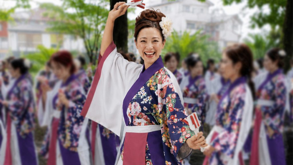 よさこいの衣装で笑顔で踊る踊り子